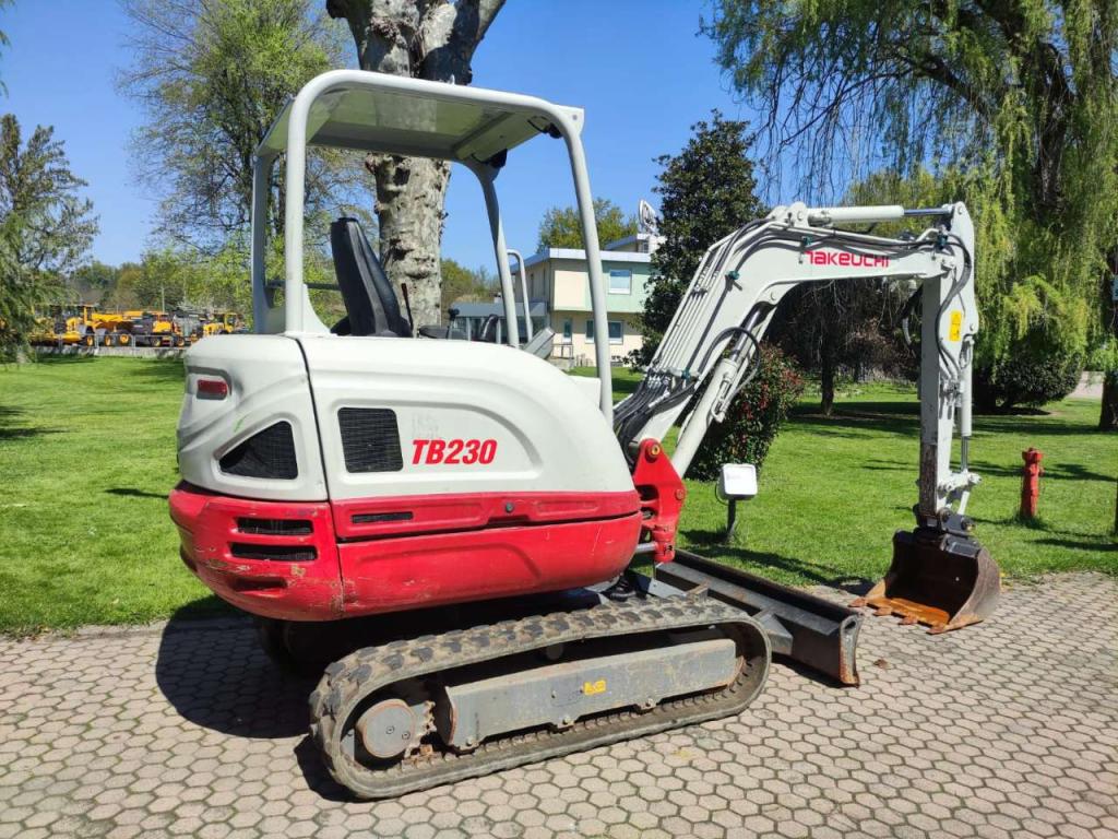 Takeuchi TB230 Photo 2