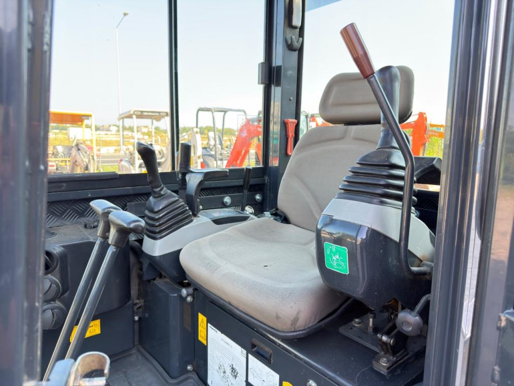 Komatsu PC26MR-3 Photo 5
