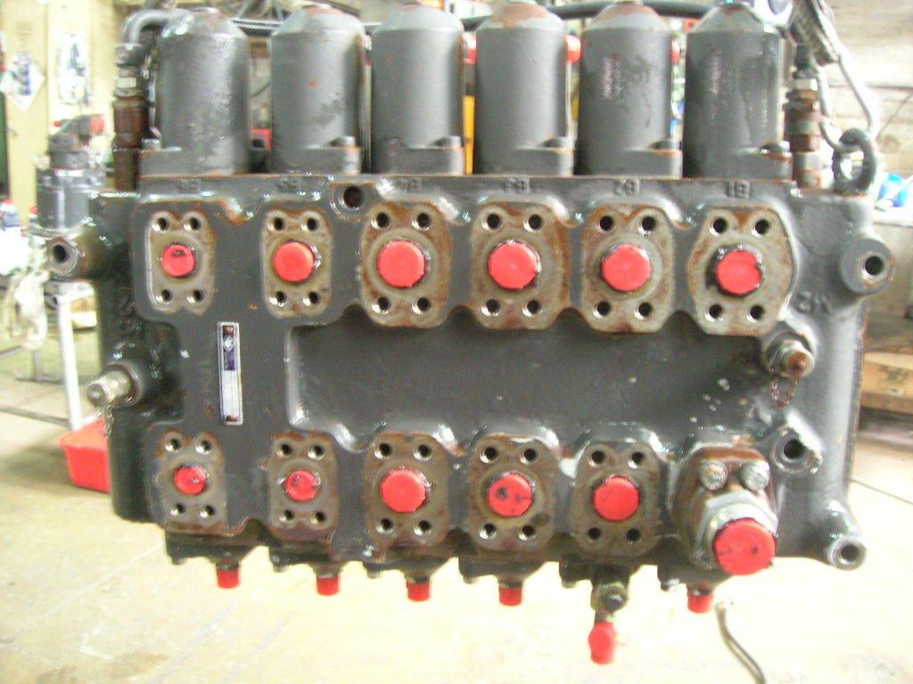 Hydraulic distributor for O&K MH Plus Photo 1