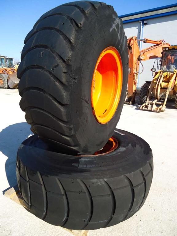 Tire with rim for Fiat Hitachi W130 Photo 1