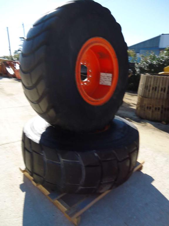 Tire with rim for Fiat Hitachi W130 Photo 2