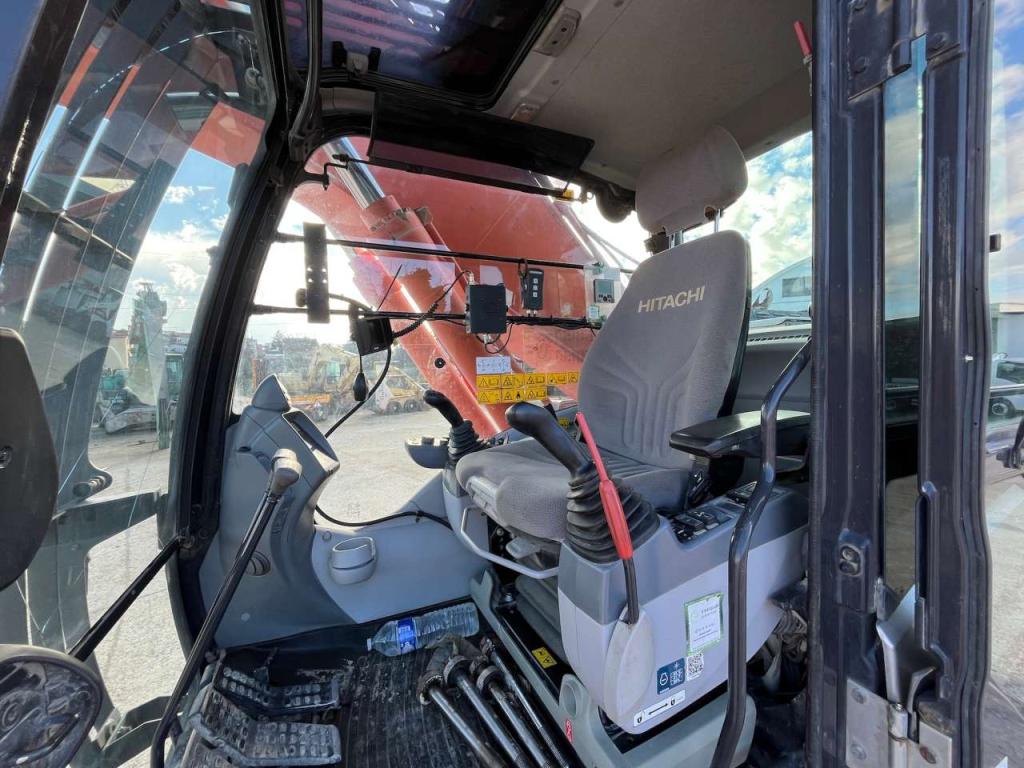 Hitachi ZX300LCN-6 Photo 6