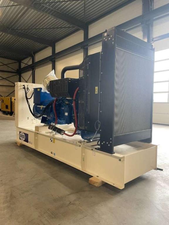 FG Wilson P450-3 - 450 kVA Open Genset - DPX-16018-O Photo 3