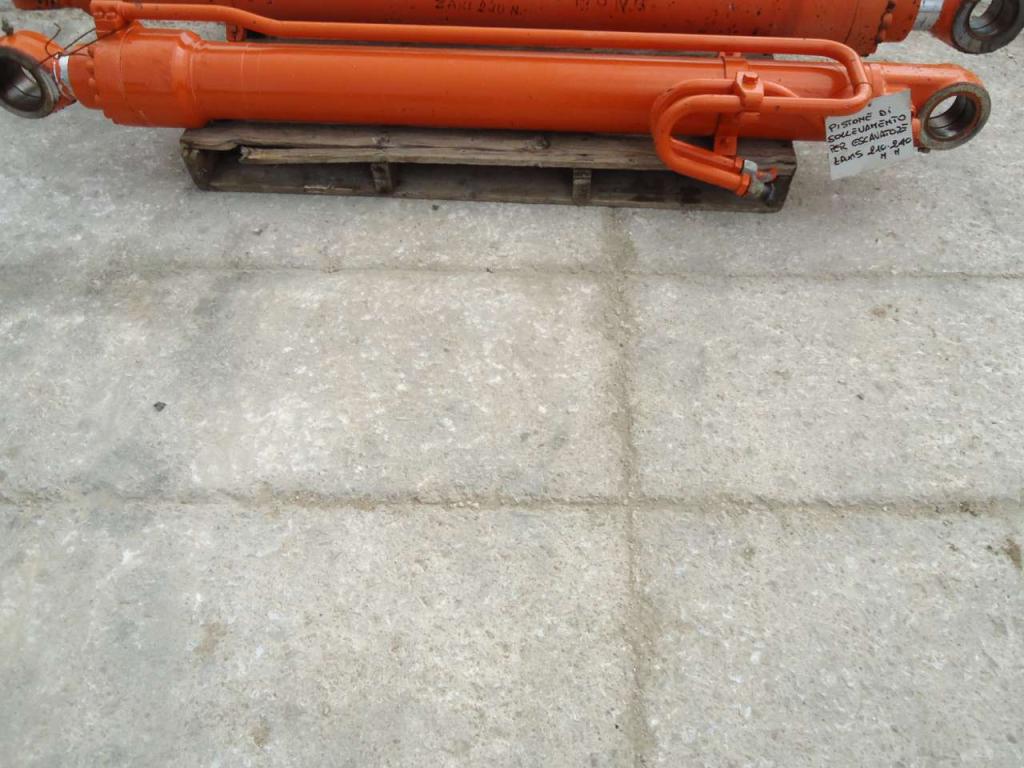 Lifting piston for Hitachi ZAXIS 210N-240N Photo 5