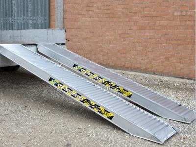 Coppia di rampe in alluminio Lunghezza 4.000 mm - Portata 12.150 kg sold by Progetto Rampe