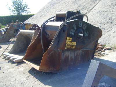 MB Bucket crusher sold by CM Srl