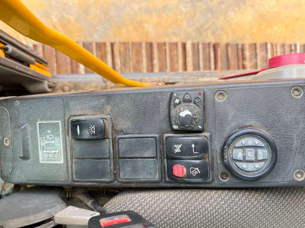 Volvo EC250DL - Hammer Lines / Automatic Greasing Photo 12