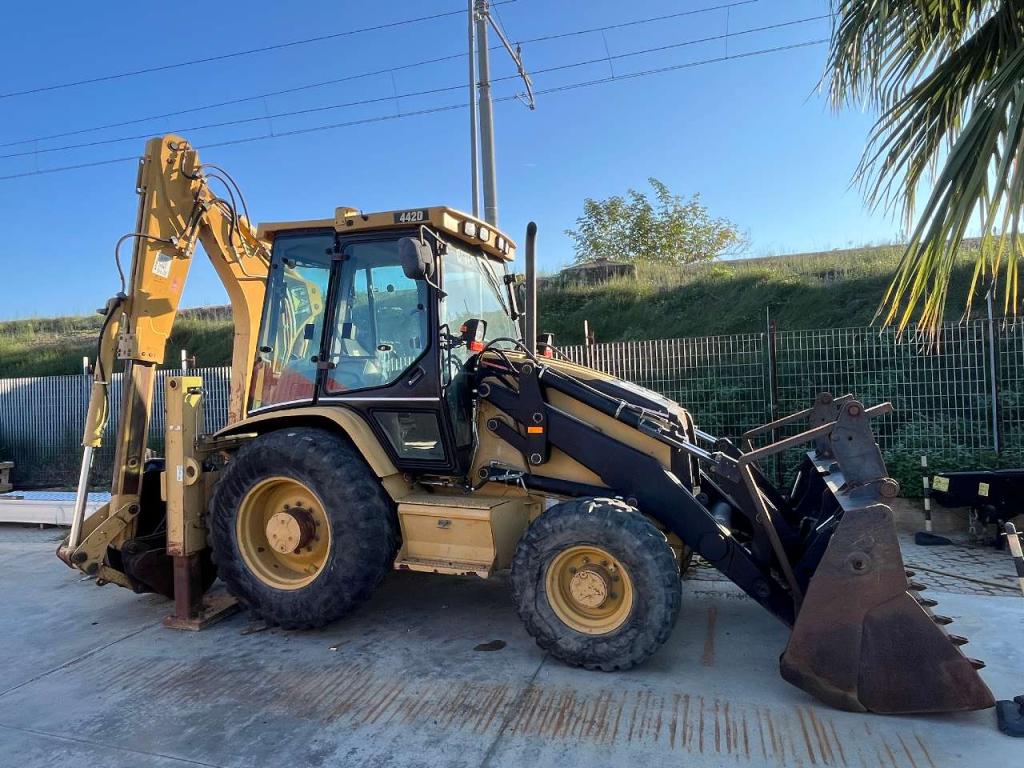 Caterpillar 442D Photo 1