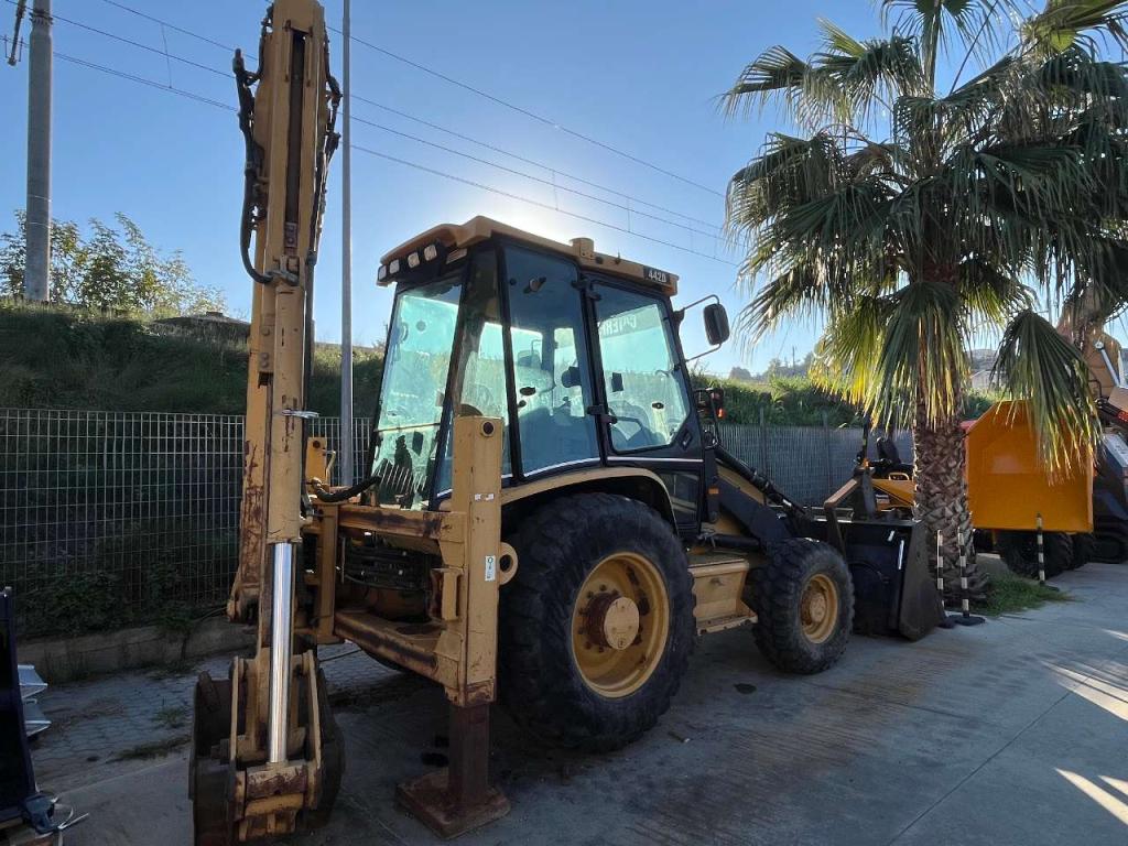 Caterpillar 442D Photo 2