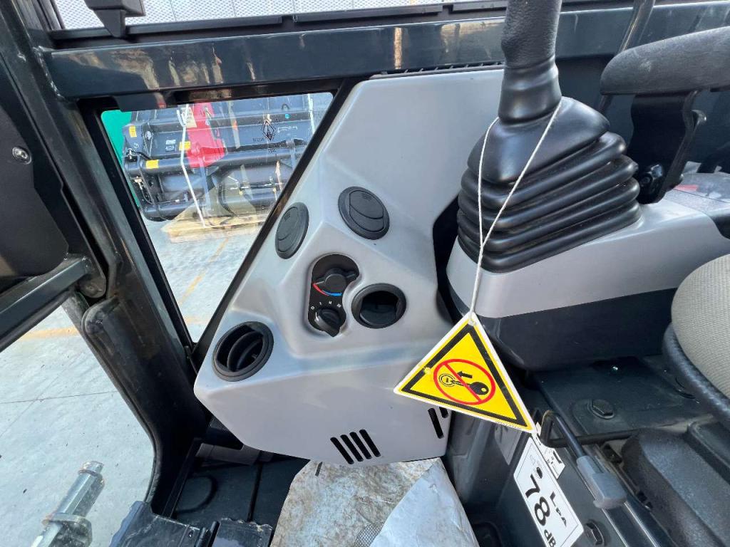 Komatsu PC17R-5 Photo 11