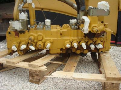 Hydraulic distributor for Caterpillar 325C sold by OLM 90 Srl