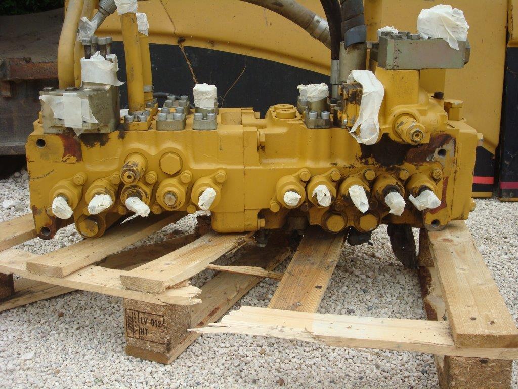 Hydraulic distributor for Caterpillar 325C Photo 1