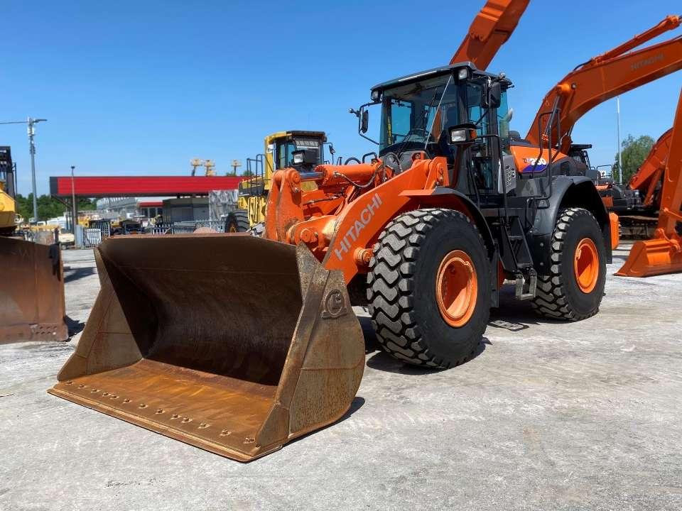 Hitachi ZW250-6 Photo 1
