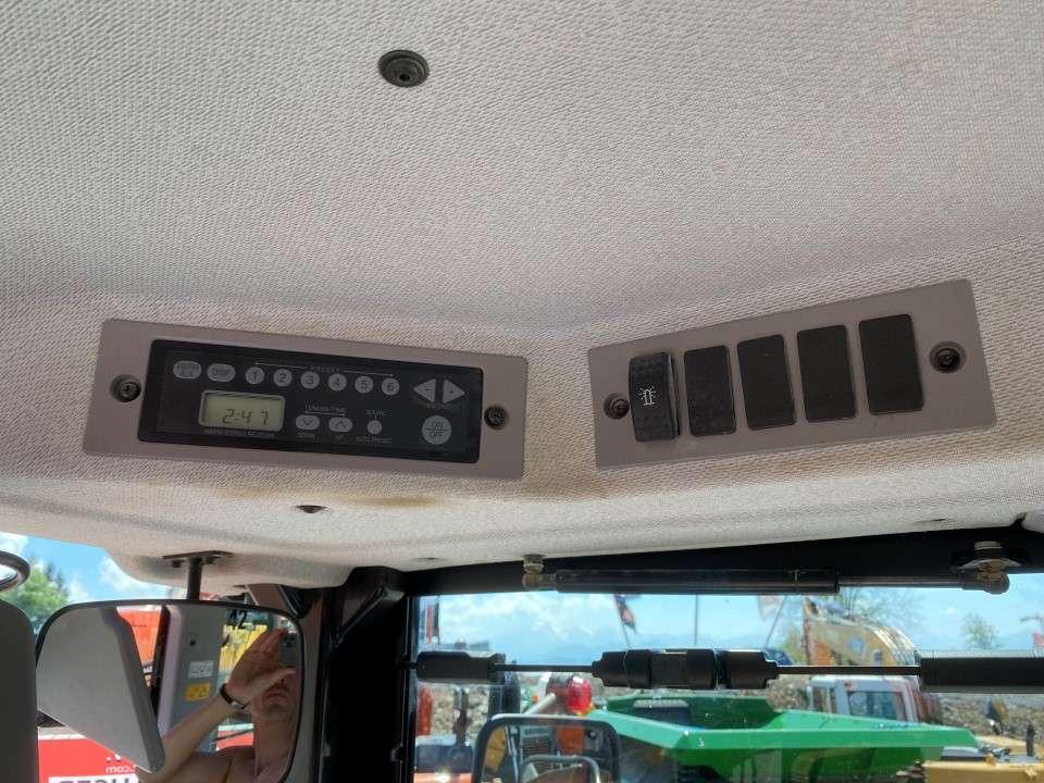 Hitachi ZW250-6 Photo 10