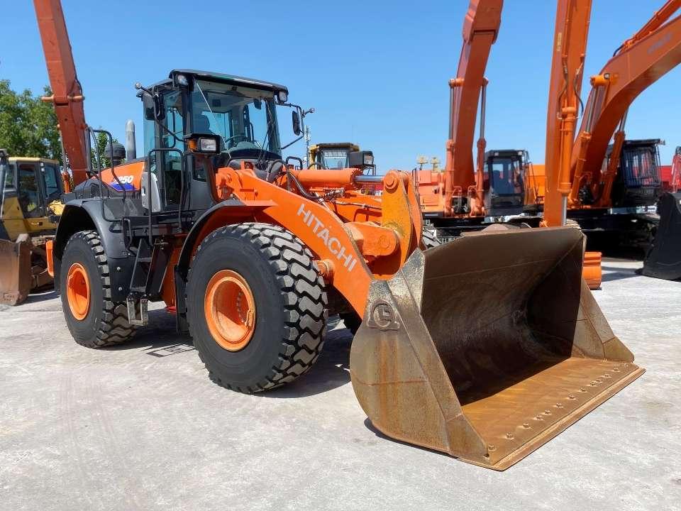 Hitachi ZW250-6 Photo 11