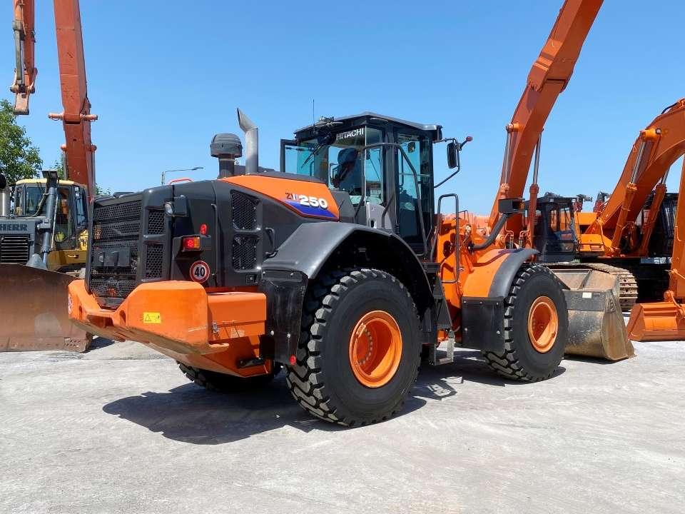 Hitachi ZW250-6 Photo 13