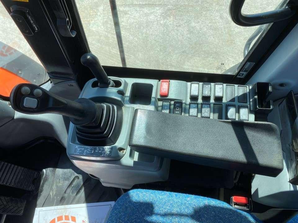Hitachi ZW250-6 Photo 8