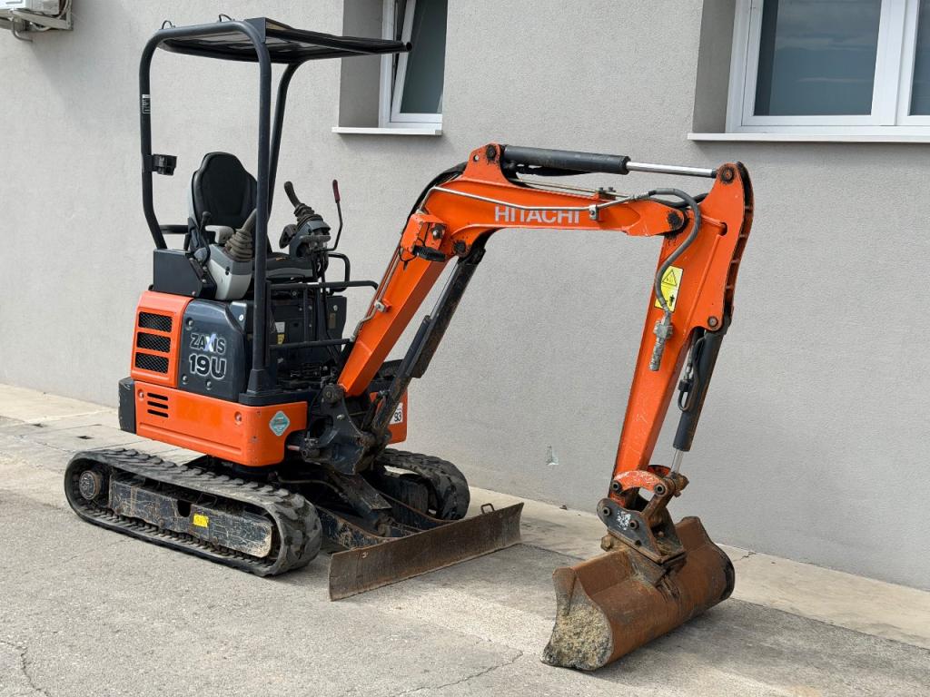 Hitachi ZAXIS 19U Photo 2