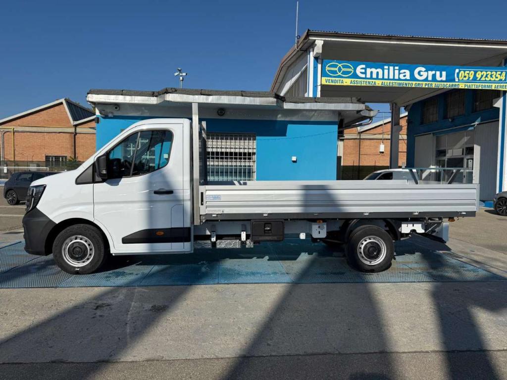 Nissan Interstar Photo 2