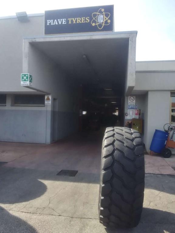 Bridgestone 23.5 R25 Photo 1