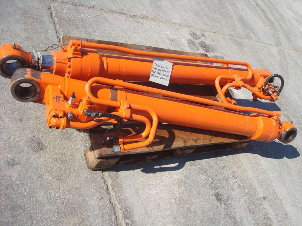 Lifting piston for ZAXIS 210-3 Photo 1
