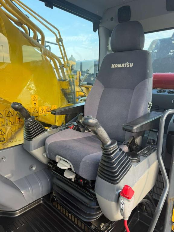 Komatsu PC490LC-11E0 Photo 11