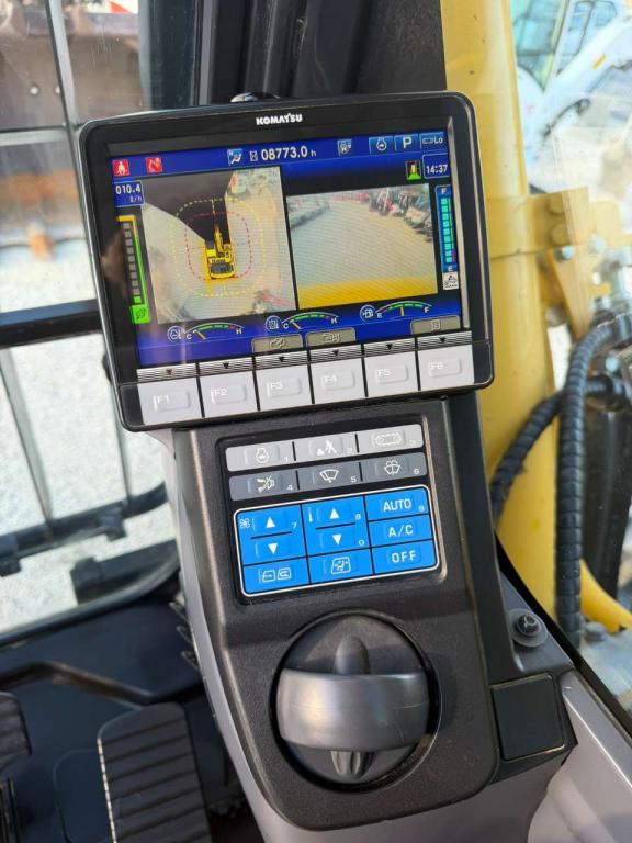 Komatsu PC490LC-11E0 Photo 14