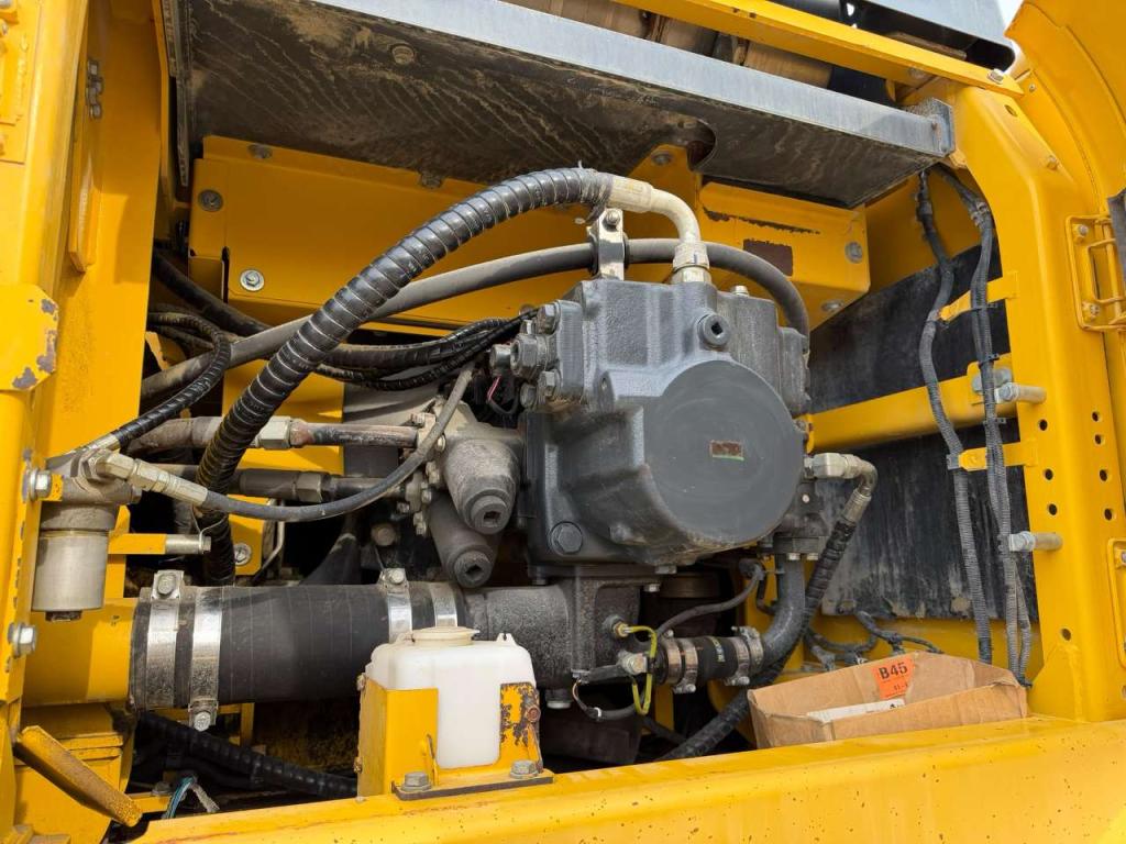 Komatsu PC490LC-11E0 Photo 22