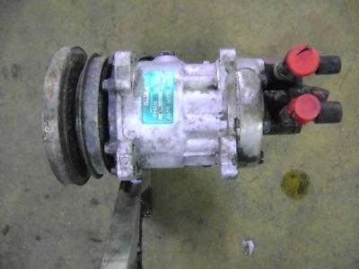 Air conditioning compressor for Caterpillar 325 B sold by PRV Ricambi Srl