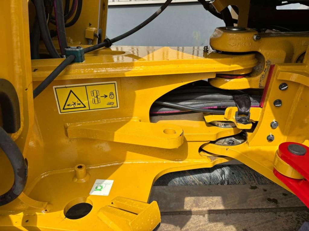 Caterpillar 908M Photo 10