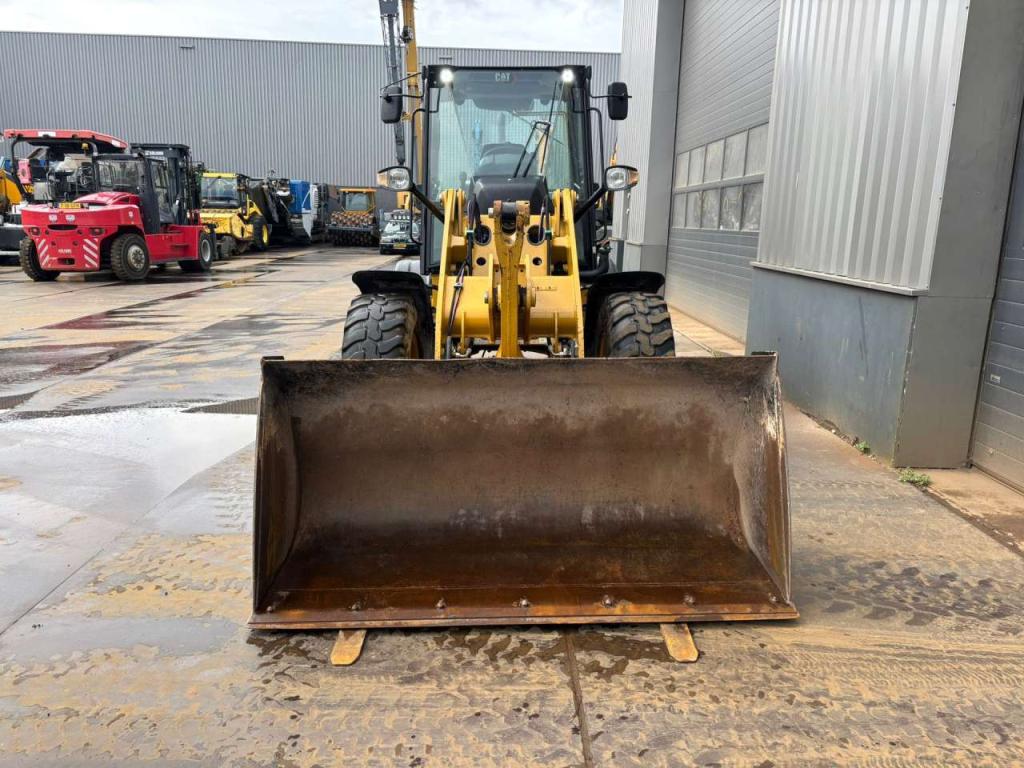 Caterpillar 908M Photo 8