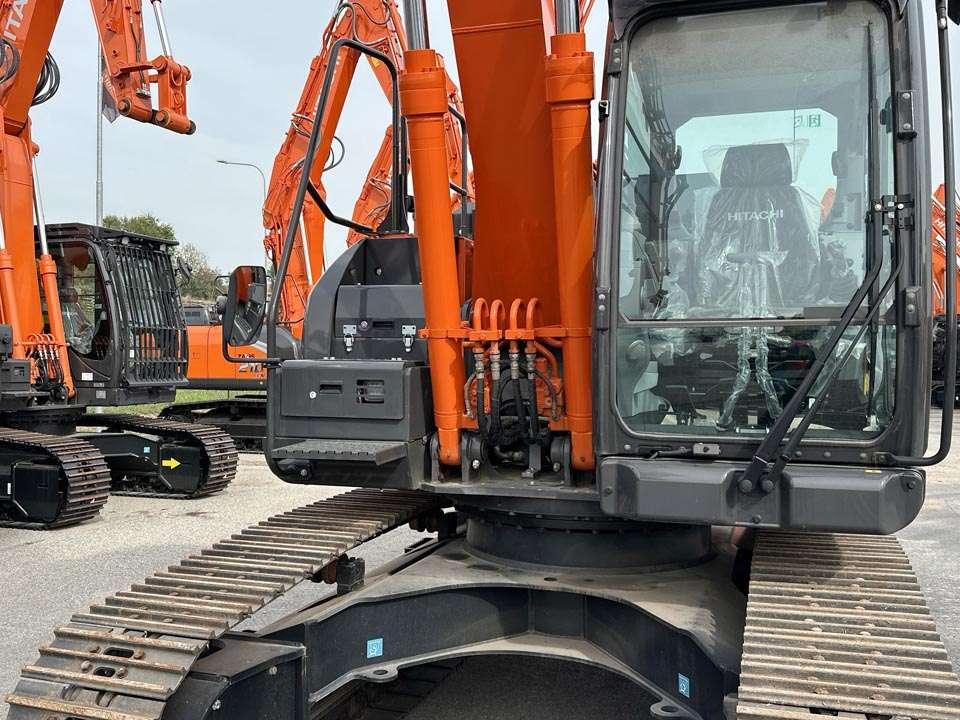 Hitachi ZX180LCN-7 Photo 7