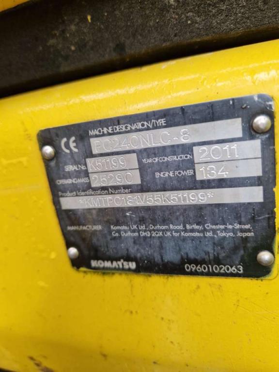 Komatsu PC240NLC-8 Photo 11