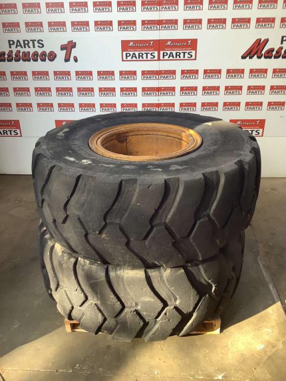 Tire with rim for Caterpillar 924G Photo 1
