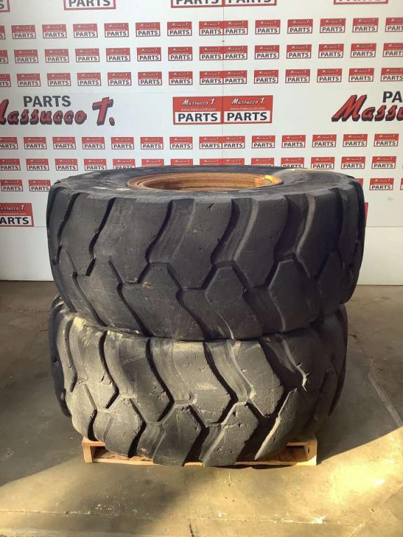Tire with rim for Caterpillar 924G Photo 2