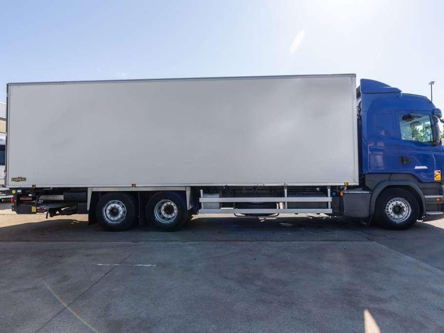 Scania R410 6X2+CHEREAU+CARRIER 1150 U MT-TRI-TEMP+DHOLLANDIA 2.5T. Photo 3