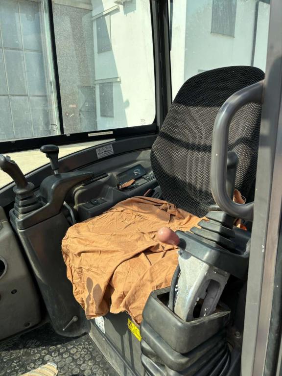 Volvo EC 27D Photo 7