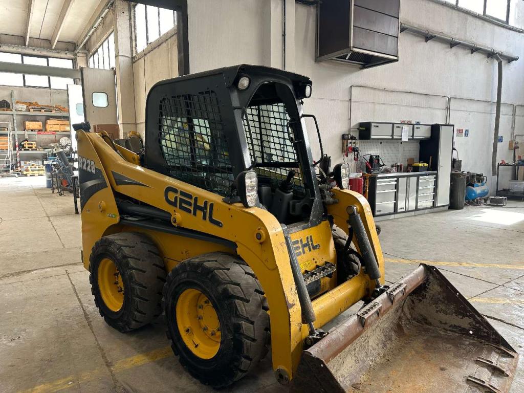 Gehl R220 Photo 2