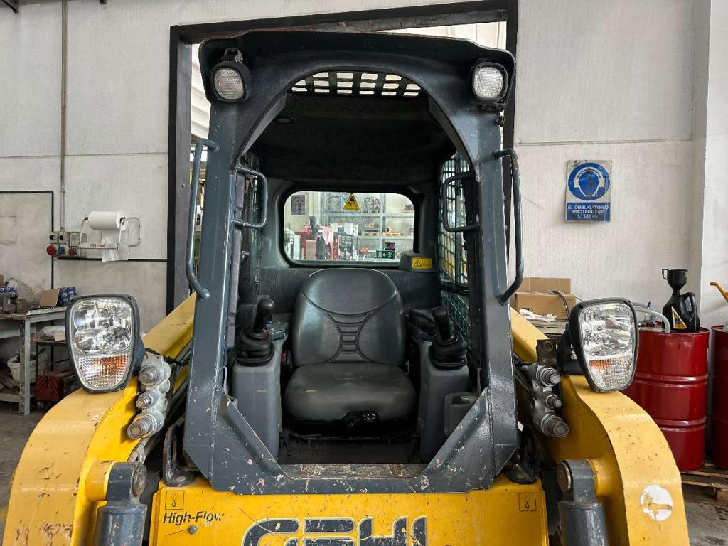 Gehl R220 Photo 4