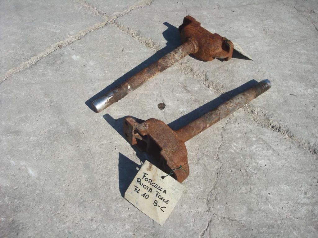 Idler wheel fork for Fiat Allis AD10-FL10B-FL10C (codice 76008544) Photo 2