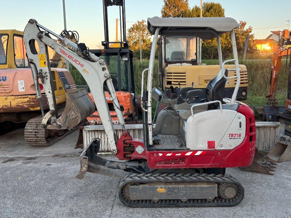 Takeuchi TB216 Photo 1