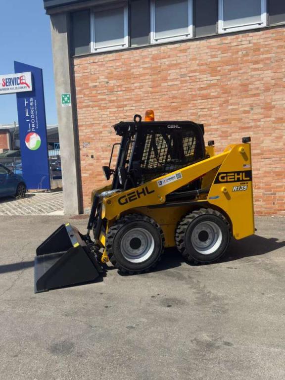 Gehl R135 Photo 3
