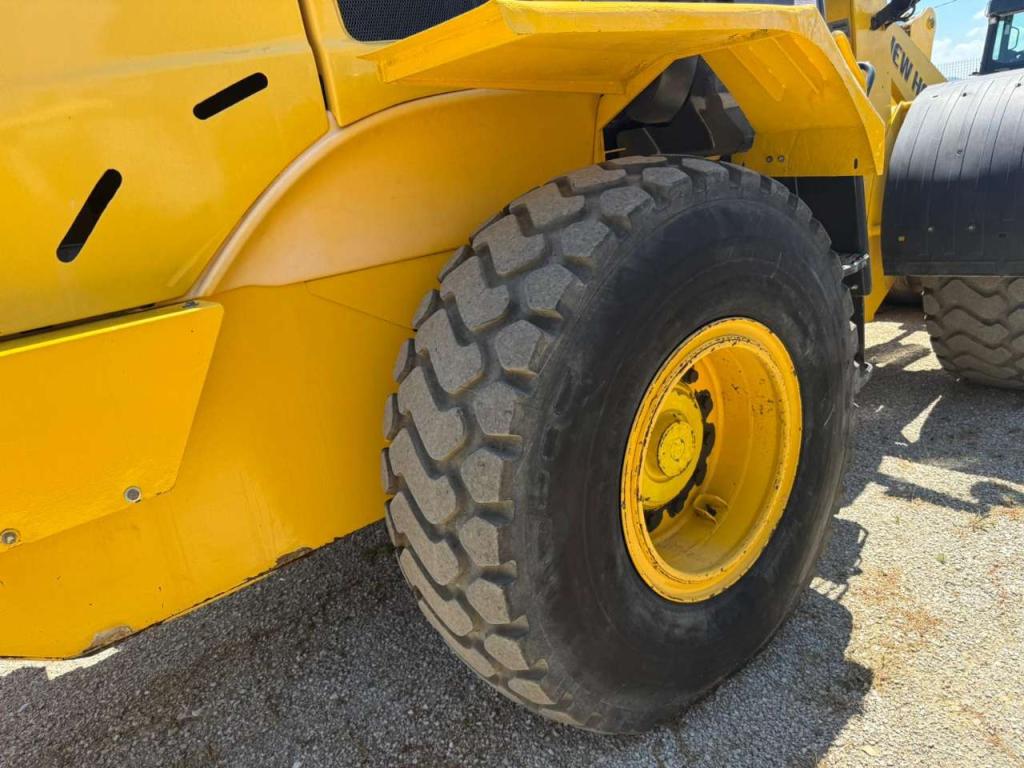 New Holland W130B Photo 6