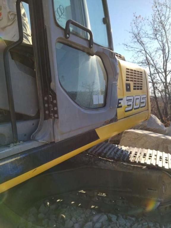 New Holland E305B Photo 3