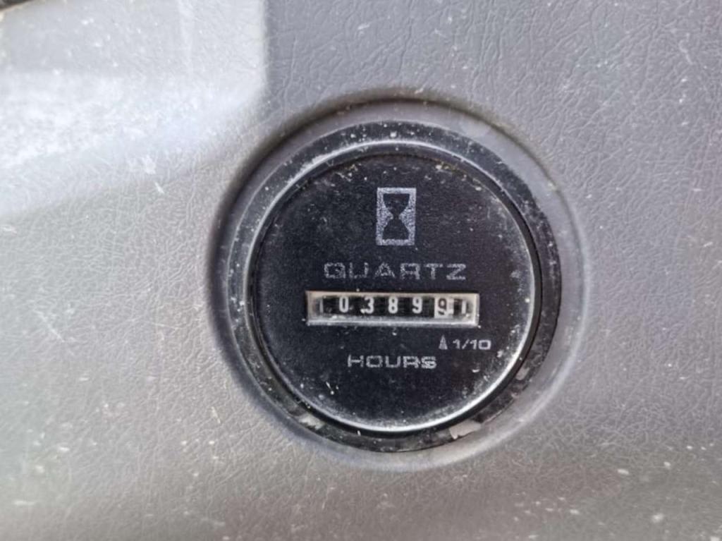 New Holland E305B Photo 5