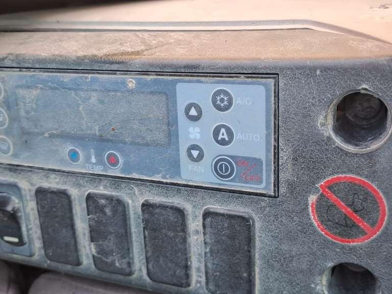 New Holland E265 Photo 12