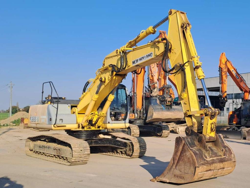 New Holland E265 Photo 7