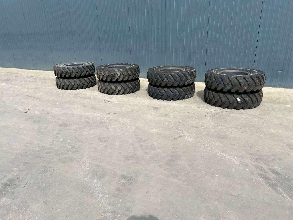 Tire for Komatsu 1000 x 20 Set / 10.00 x 20: 4x2 Tyres Photo 1