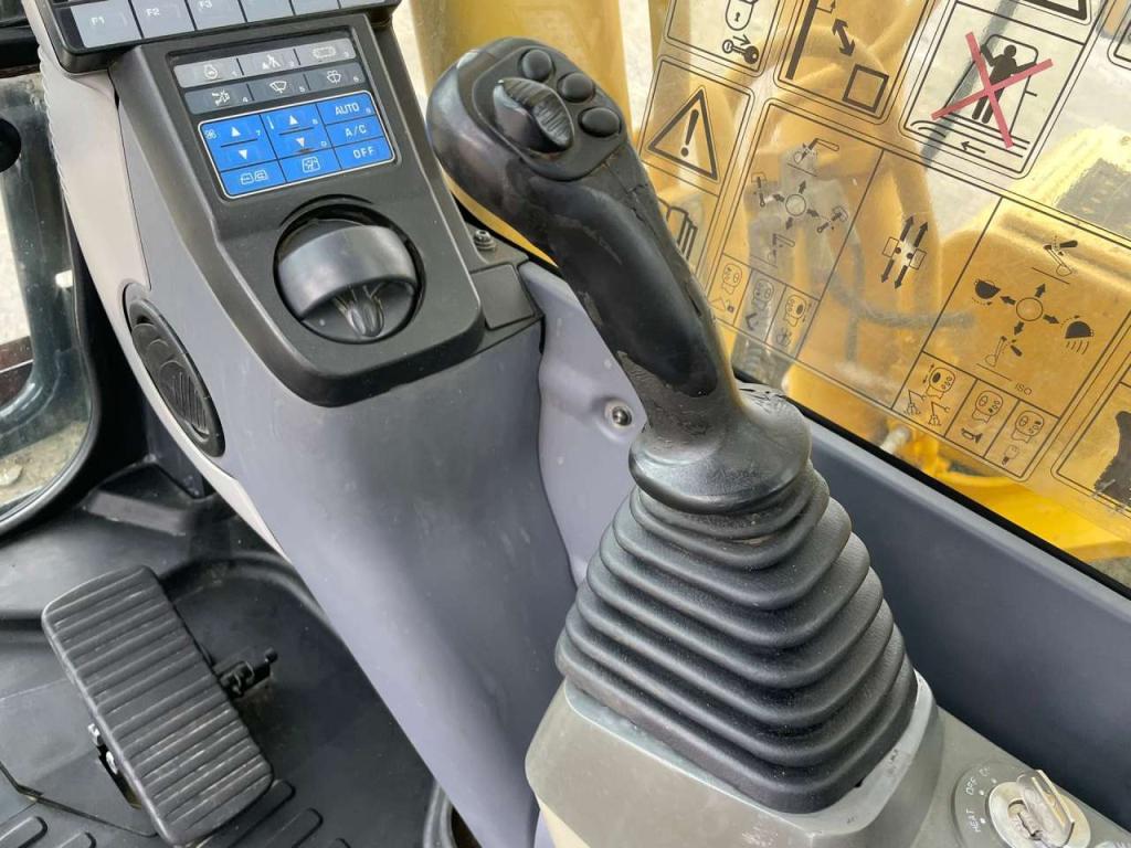 Komatsu PC240NLC-10 Photo 23