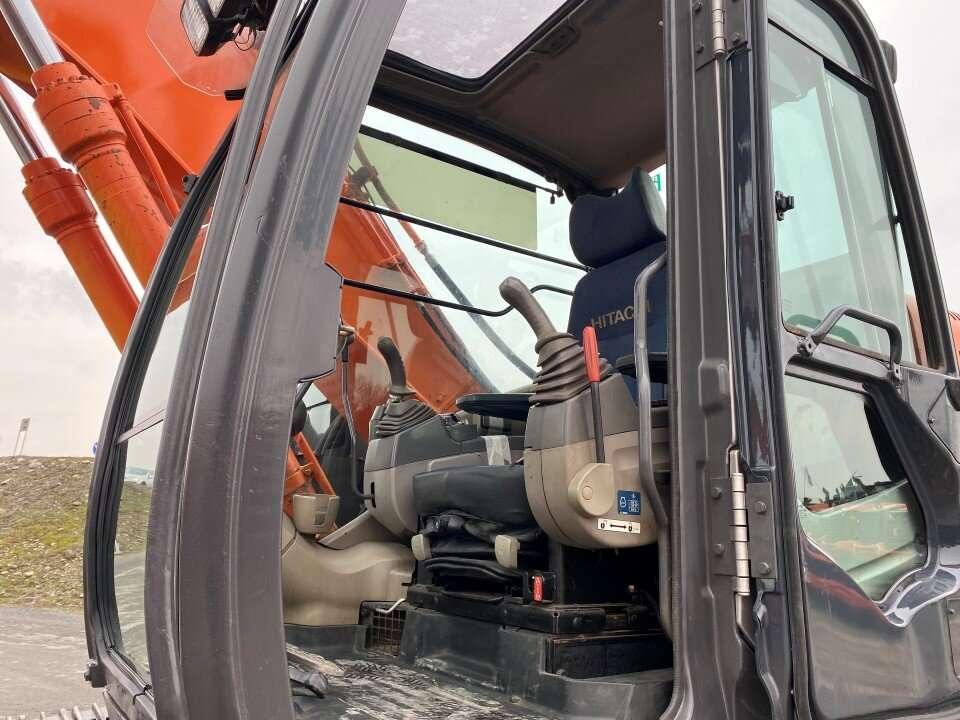 Hitachi ZX225 USBLC Photo 6